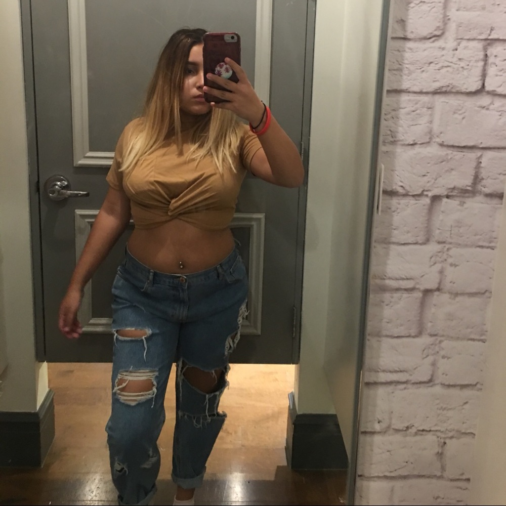 Distressed mom jeans / brown top together 35$